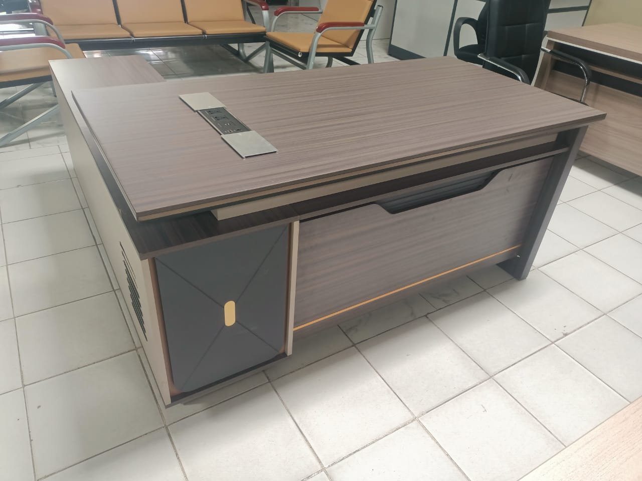 Modern Executive Office Desk – Sleek Design with Smart Detailing - Image 3