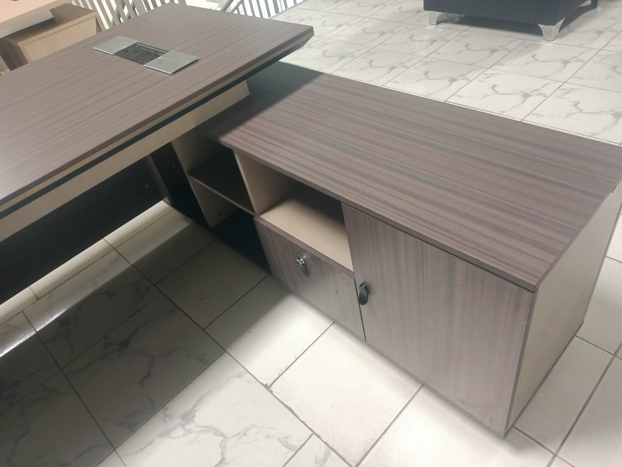 Modern Executive Office Desk – Sleek Design with Smart Detailing - Image 2
